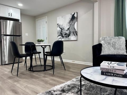 Modern 2BR - Stylish Retreat Unit B Downstairs Apartment in Atlanta