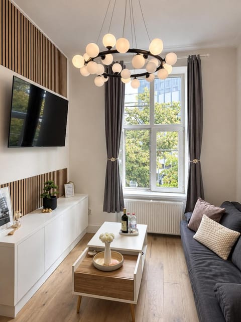 TV and multimedia, Coffee/tea facilities, Living room, Decorative detail, City view