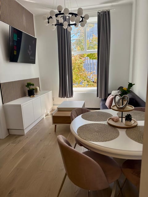 TV and multimedia, Living room, Seating area, Dining area, Evening entertainment, City view