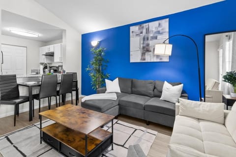 Prime Location, 2 mins to Airport, 5 mins to Dwntn Apartment in Montopolis