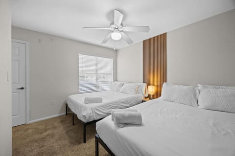 Prime Location, 2 mins to Airport, 5 mins to Dwntn Apartment in Montopolis