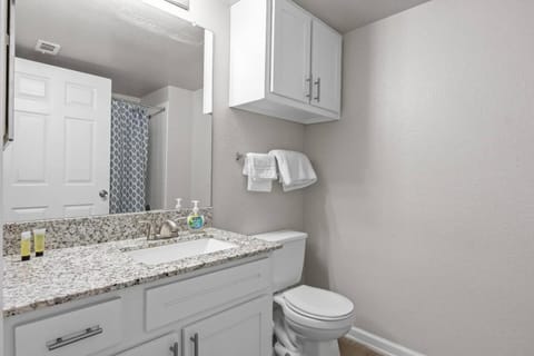 4BR Amazing Resort, Near Airport and Downtown Apartment in Montopolis