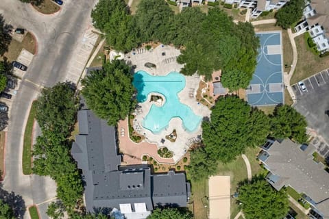 Luxe Oasis near downtown, pool, free parking Apartment in Montopolis