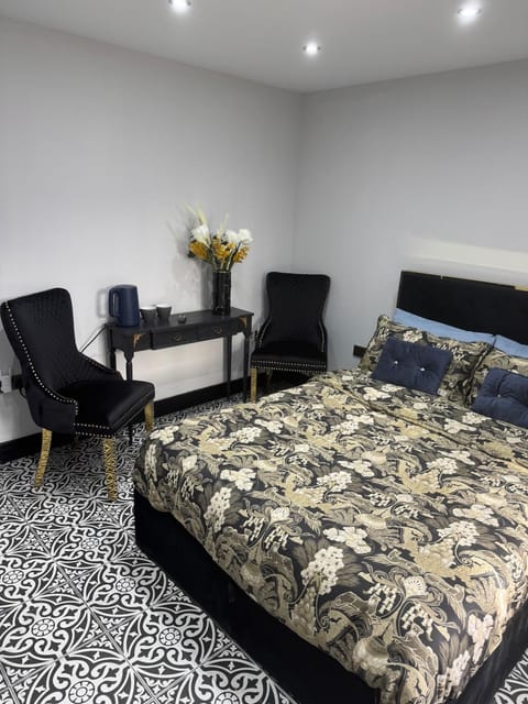 Marble Black Suite Apartment in Gloucester