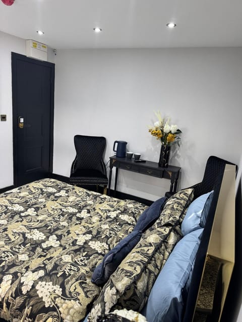 Marble Black Suite Apartment in Gloucester