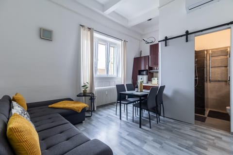 Kitchen or kitchenette, Living room, Seating area, Dining area
