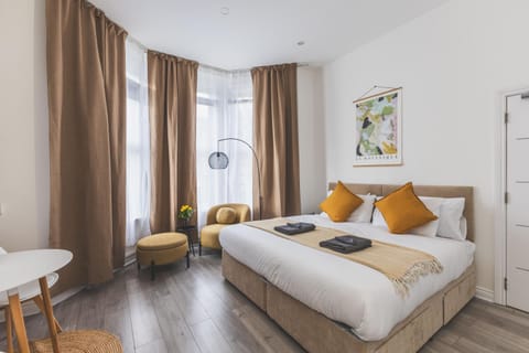 Bed, Seating area, Bedroom