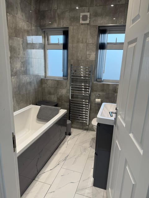 No6 Lux & Cosy Vibe in Nuneaton, Gated Parking Apartment in North Warwickshire District