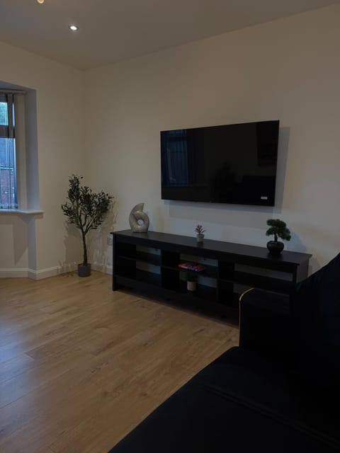 No6 Lux & Cosy Vibe in Nuneaton, Gated Parking Apartment in North Warwickshire District