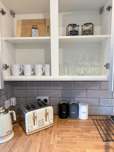 No6 Lux & Cosy Vibe in Nuneaton, Gated Parking Apartment in North Warwickshire District