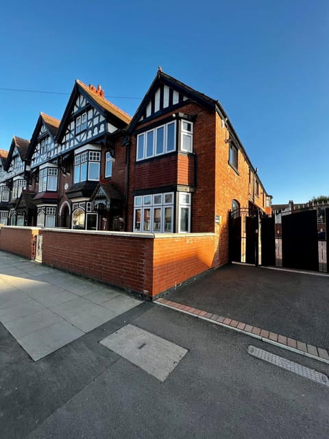 No6 Lux & Cosy Vibe in Nuneaton, Gated Parking Apartment in North Warwickshire District