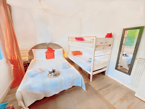 Maison atypique -Jardin, terrasse & cabane perchée House in Cabourg