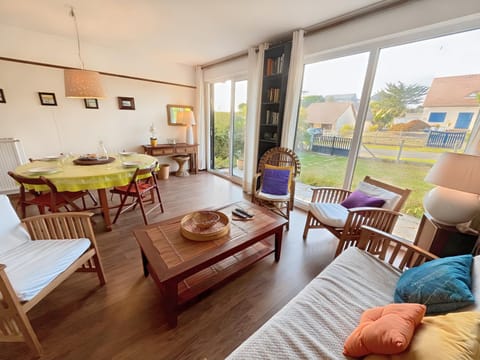 Maison atypique -Jardin, terrasse & cabane perchée House in Cabourg