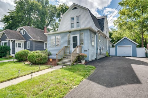 1 Mi to Dtwn Elgin Dutch Colonial with Lovely Patio House in Elgin
