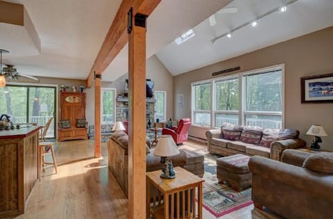 Mountain and Lake Getaway House in Madison