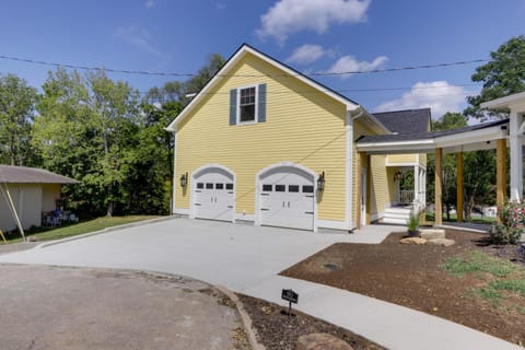 1 Block to Loveland Bike Trail The Frog Man Inn House in Ohio