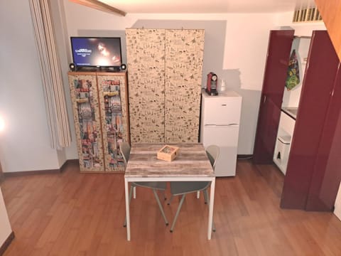 TV and multimedia, Kitchen or kitchenette, Dining area, oven, wardrobe