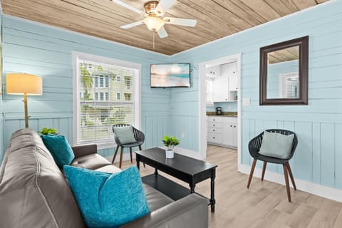 Parrot Beach Cottages Suite #3 Apartment in Siesta Beach