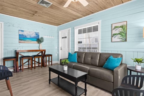 Parrot Beach Cottages Suite #3 Apartment in Siesta Beach