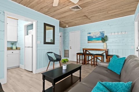 Parrot Beach Cottages Suite #3 Apartment in Siesta Beach