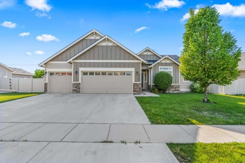 4BR Retreat With Hot Tub Greenbelt Pond Sleeps 12 House in Nampa