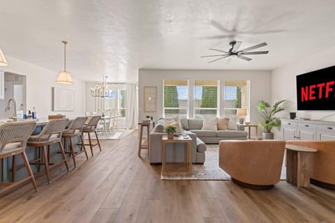 4BR Retreat With Hot Tub Greenbelt Pond Sleeps 12 House in Nampa