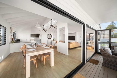 TV and multimedia, Kitchen or kitchenette, Living room, Seating area, Dining area
