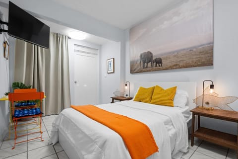 Photo of the whole room, Bedroom