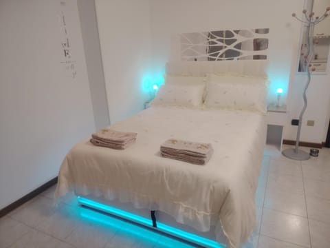 Bed, towels