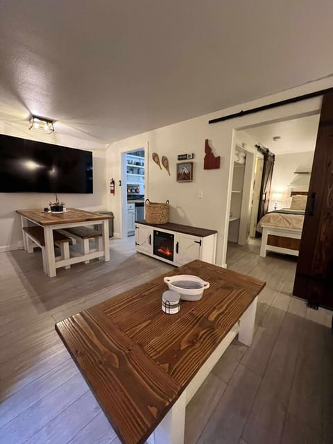 Living room, Seating area, Dining area, Evening entertainment, fireplace