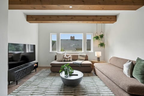The Adelynn- New Lux Build in Center of PDX House in Portland