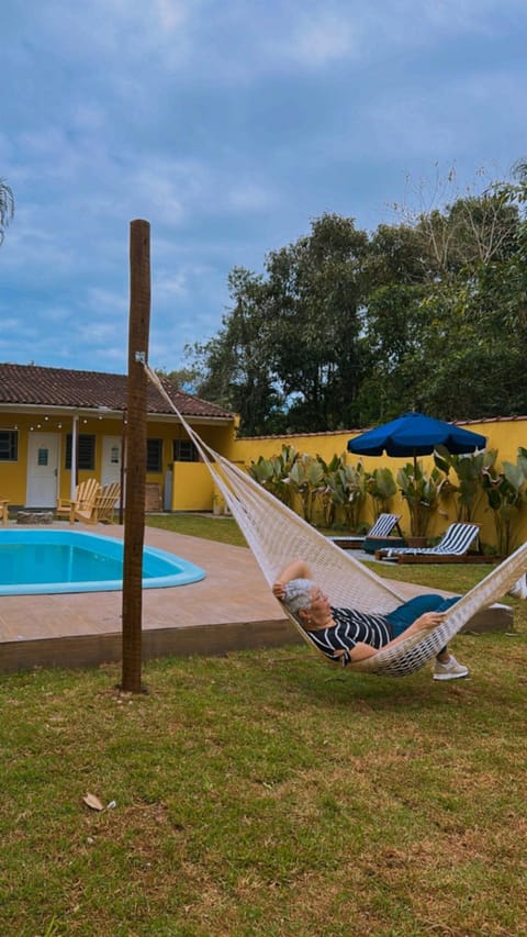 Guests, Pool view