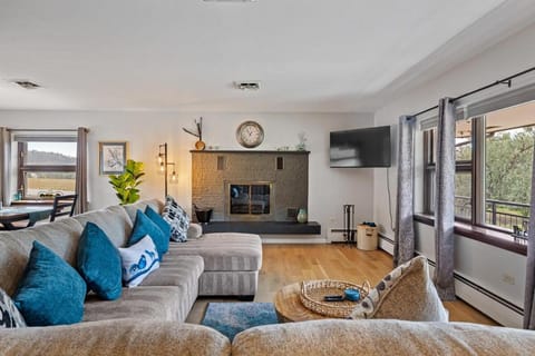 Communal lounge/ TV room, TV and multimedia, Living room, Seating area