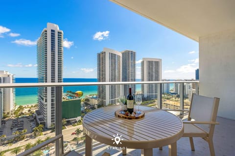 Luxury 2BR Apt With Ocean View Pool & Amenities Apartment in Hollywood Beach