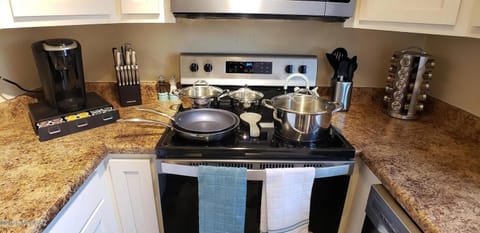 Coffee/tea facilities, Kitchen or kitchenette, dishwasher, stove