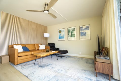 OCEAN FRONT modern 2BR 2BA, king bed, beach, pool! Apartment in Kamaole