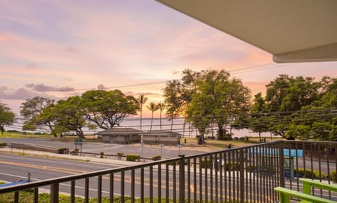 OCEAN FRONT modern 2BR 2BA, king bed, beach, pool! Apartment in Kamaole