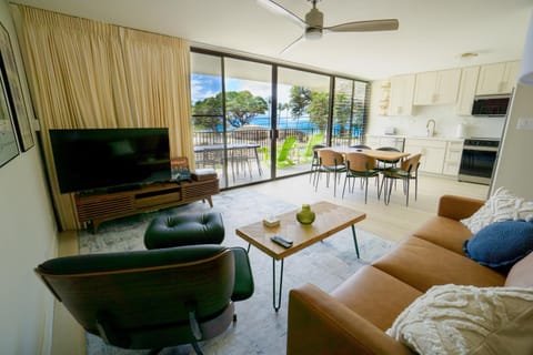 Communal lounge/ TV room, Living room, Sea view, Sea view