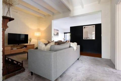 Grandeur & Charm: Updated Heritage Home House in Launceston