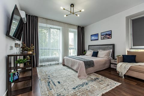 Bed, TV and multimedia, Photo of the whole room, Bedroom, furniture, air conditioner