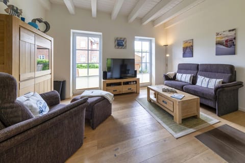 TV and multimedia, Living room, Seating area, Evening entertainment