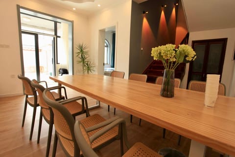 Seating area, Dining area