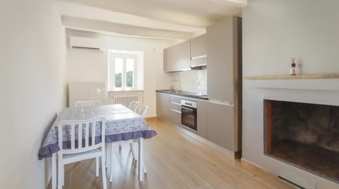 Kitchen or kitchenette, Dining area, stove