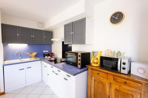 Coffee/tea facilities, Kitchen or kitchenette, oven, stove, toaster