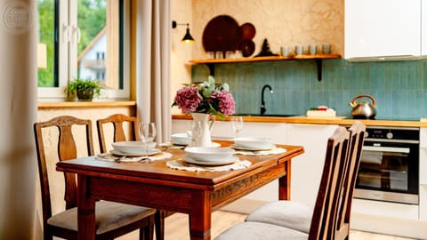 Kitchen or kitchenette, Living room, Seating area, Dining area