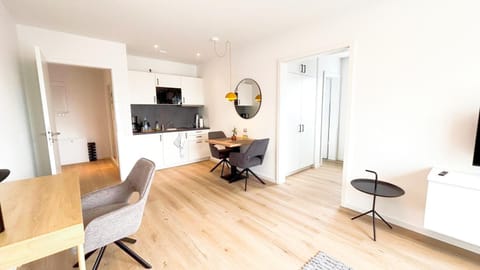 TV and multimedia, Kitchen or kitchenette, Living room, Seating area, Dining area