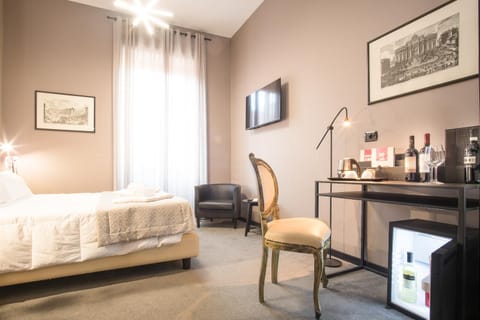 Bed, TV and multimedia, Photo of the whole room, hair dresser, oven