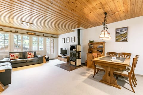 TV and multimedia, Living room, Seating area, Dining area