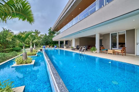 Bed, Game Room, Garden, View (from property/room), Evening entertainment, Bedroom, Food, Swimming pool, sunbed, air conditioner