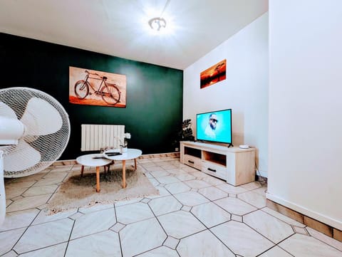 TV and multimedia, Living room, Decorative detail, Seating area